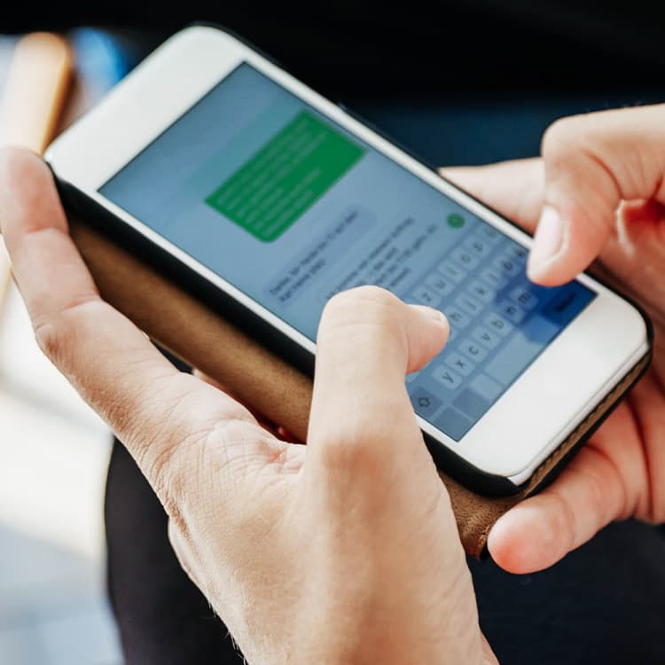 Frau tippt Nachricht auf Smartphone.