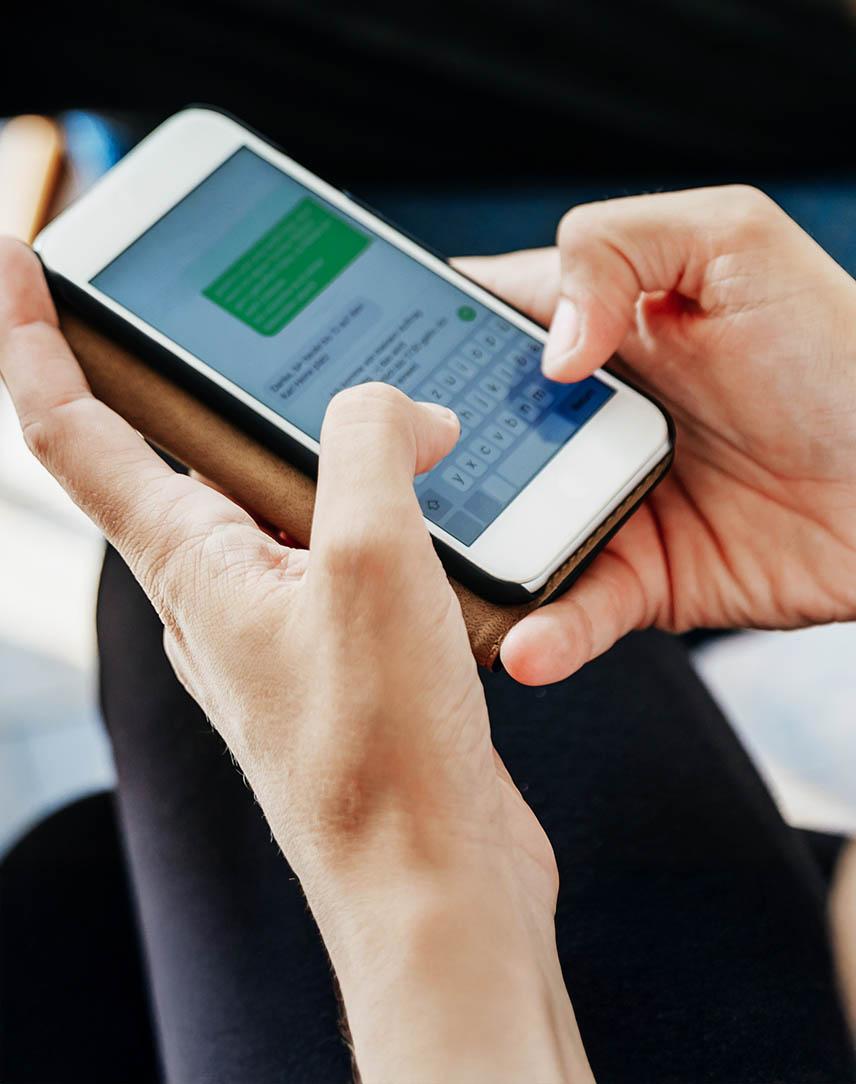 Frau tippt Nachricht auf Smartphone.