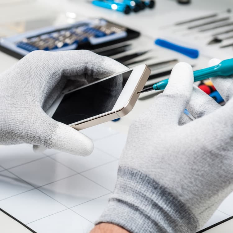 Hände mit Handschuhen öffnen Smartphone-Gehäuse.