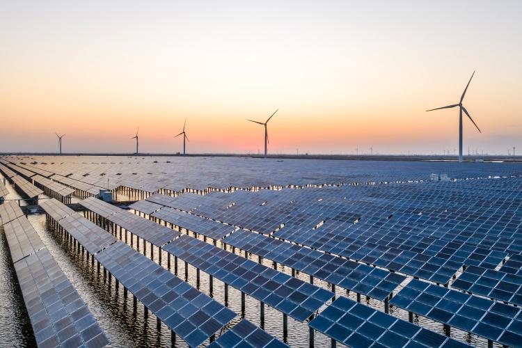 Fünf Windräder und Hunderte Solarmodule