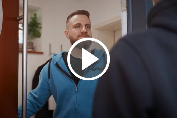 Standbild von Video zum Thema Betrüger an der Tür