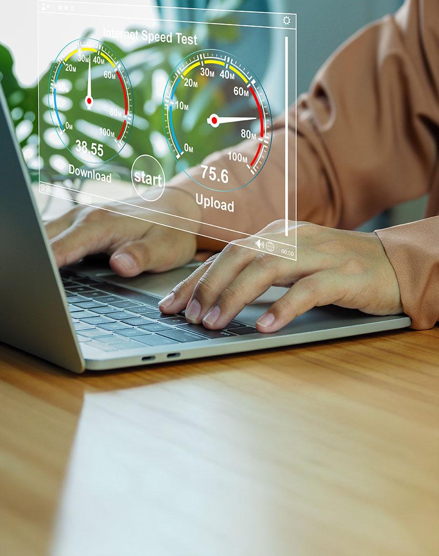 Hände am Laptop mit einer Grafik, die Internetspeeed anzeigt