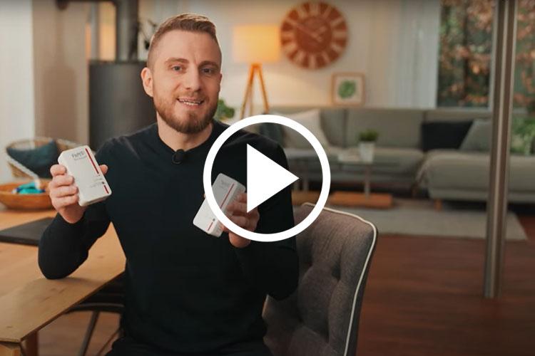 EWE-Smartgeber Jan mit Internet-Repeater in der Hand
