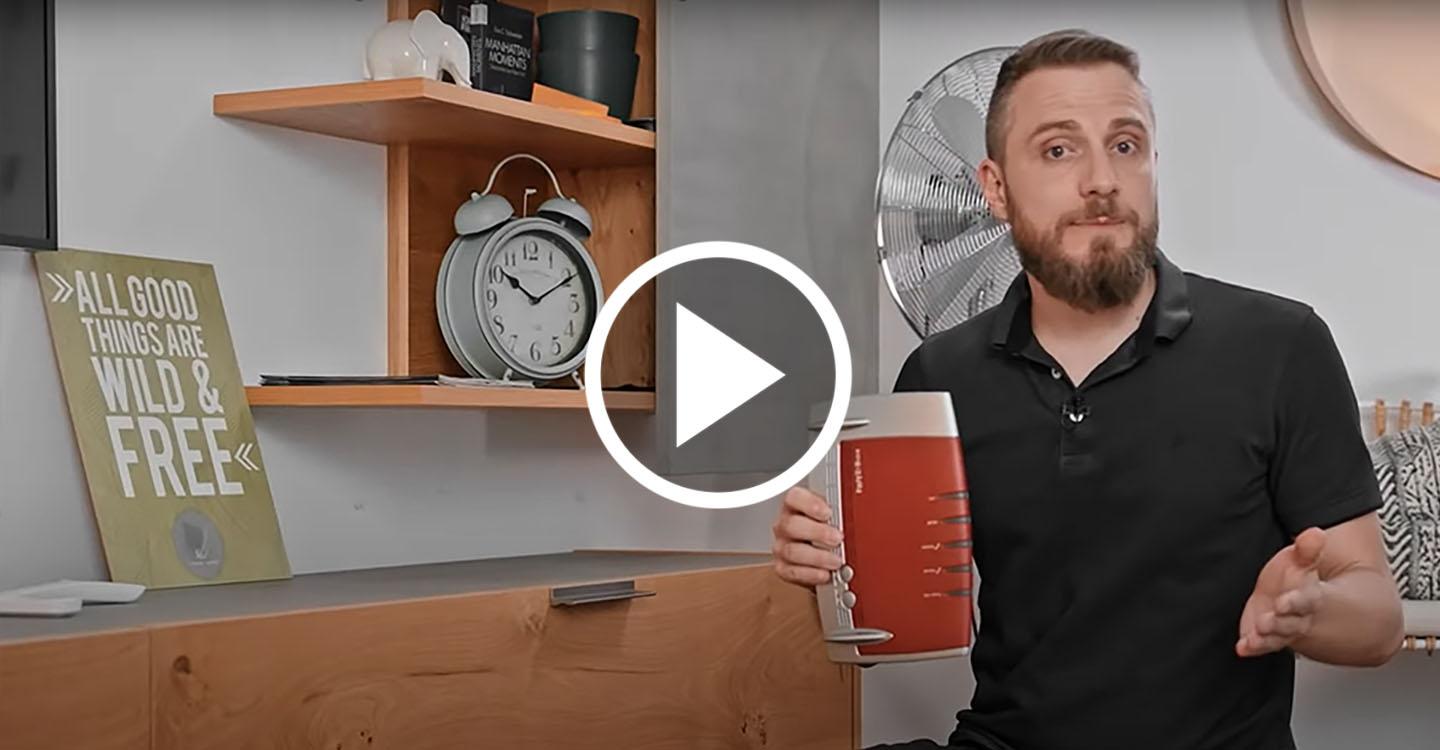 EWE-Smartgeber Jan mit FritzBox in der Hand