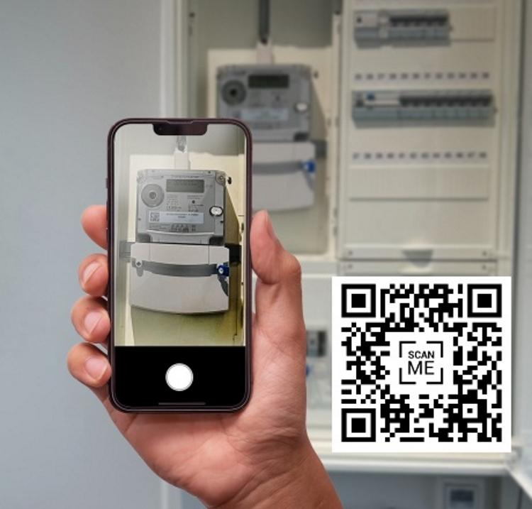 Ein Zählerkasten wird mit einem Smartphone fotografiert